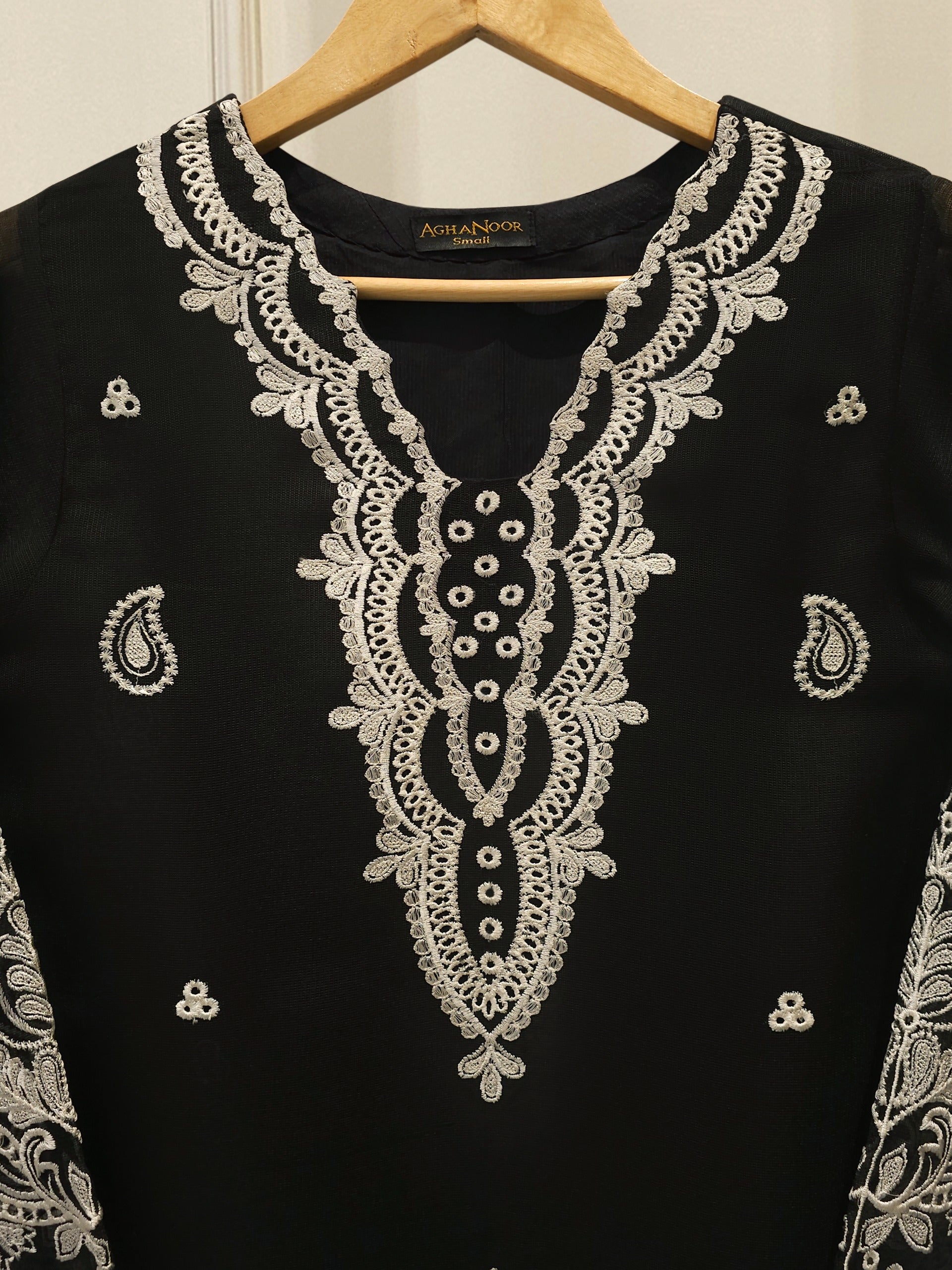 2 Piece - Embroidered cotton net Suit S114885 Secondary image