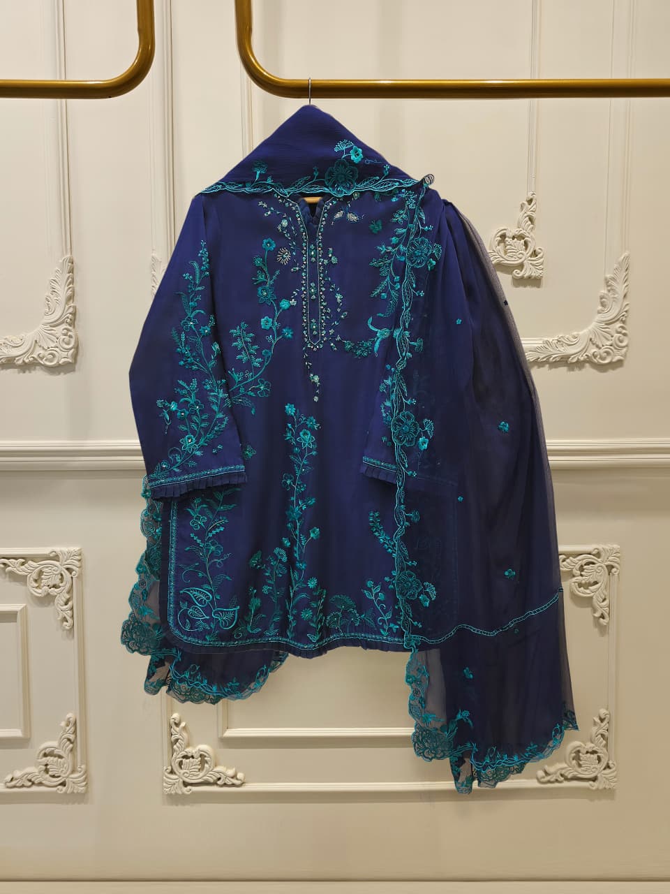 3 Piece- Pure Sheesha Silk Embroidered Suit S115107 Main image