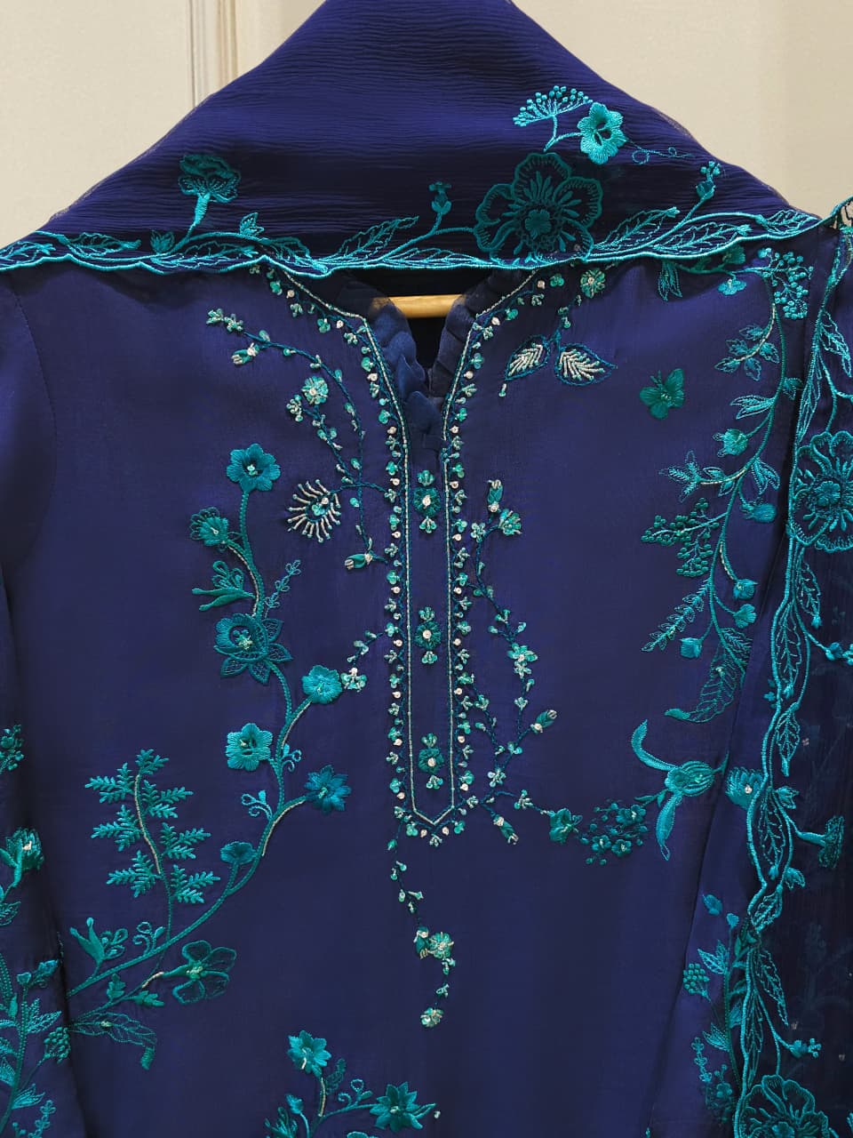 3 Piece- Pure Sheesha Silk Embroidered Suit S115107 Secondary image
