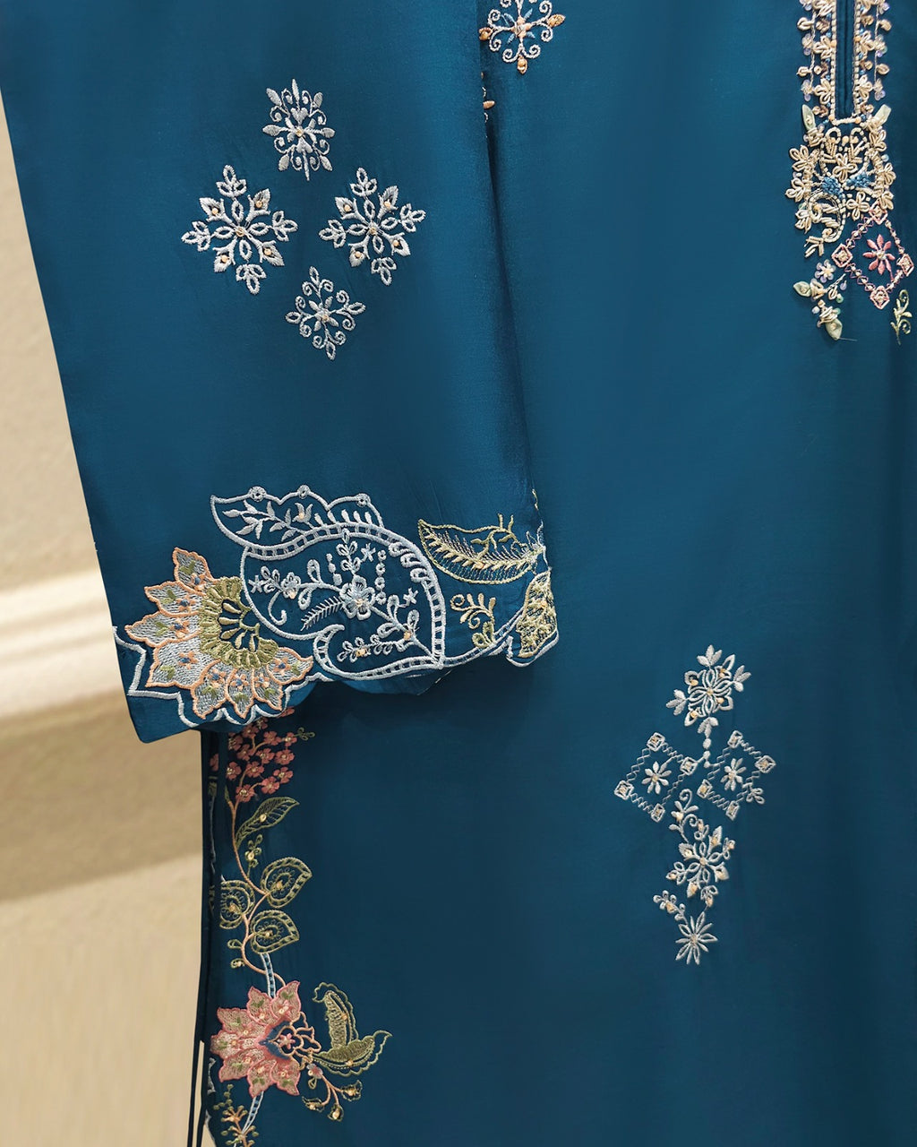 3 Piece - Pure Khaddi Silk Embroidered  Suit S115739