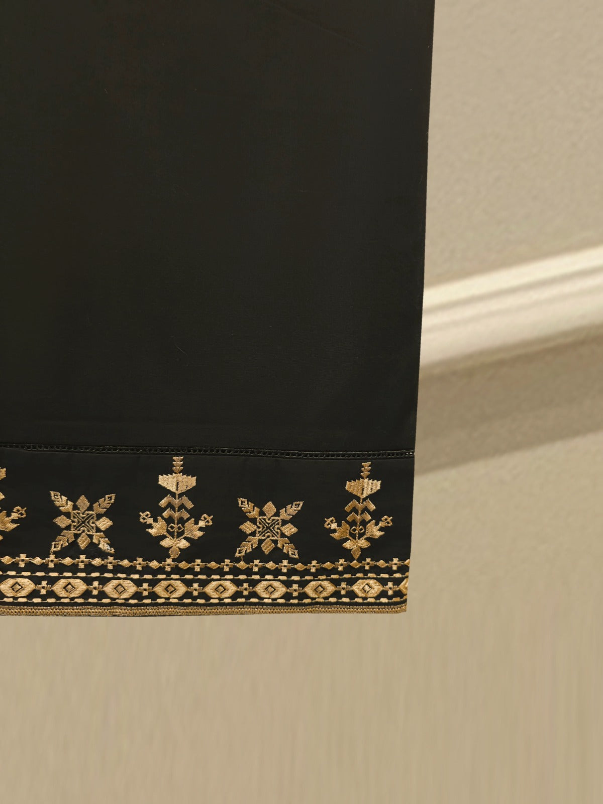 Embroidered Lawn Shalwar PNT0388 Secondary image