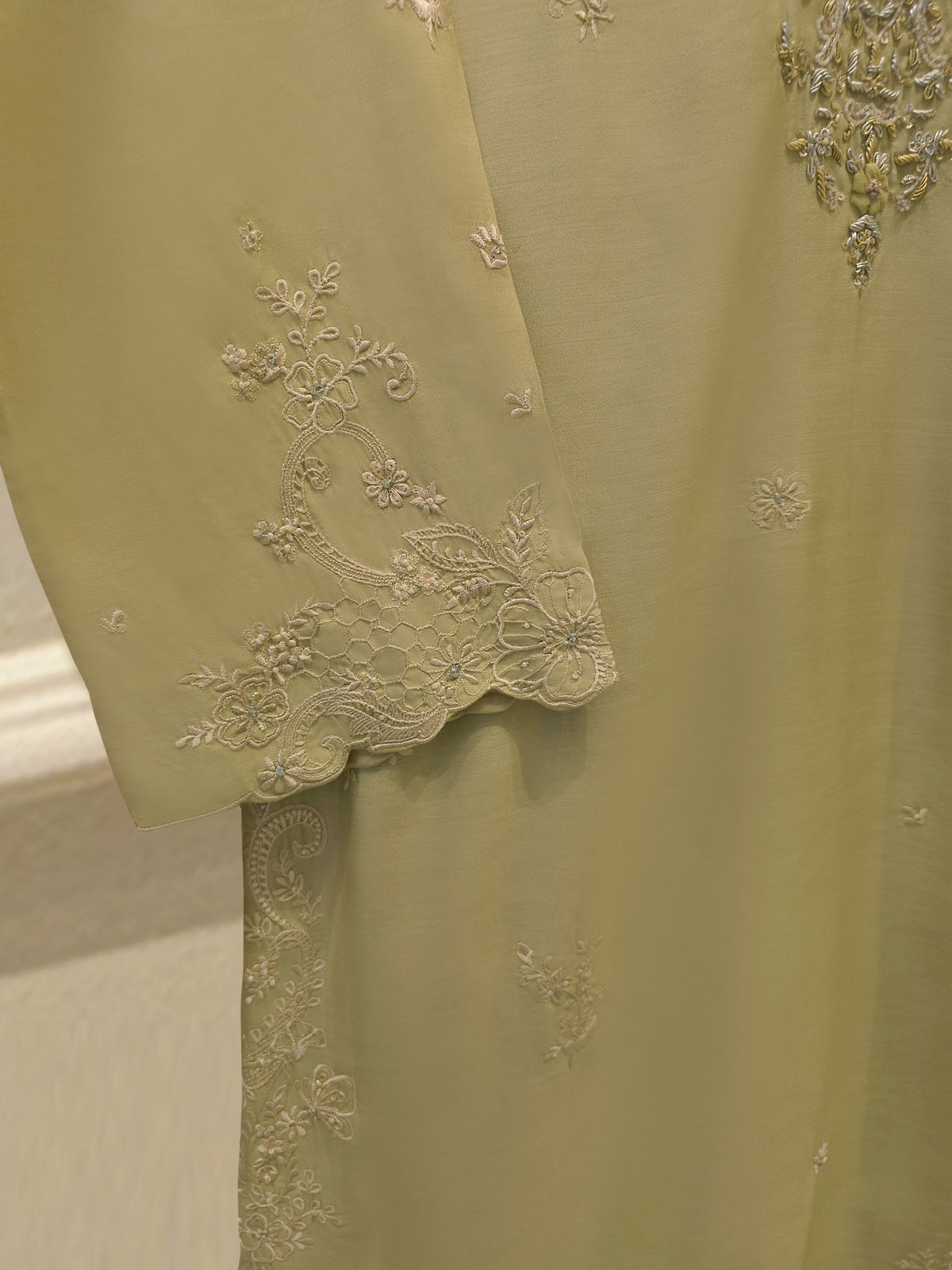 3 Piece - Pure Khaddi Silk Embroidered  Suit S115582